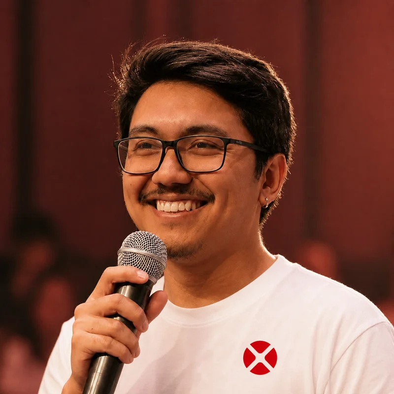 Retrato de Thiago Xikota com microfone, durante apresentação